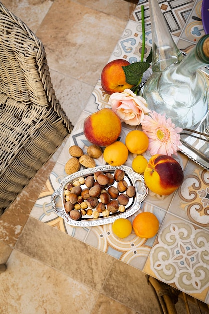 Fruit en noten, de gezonde snack. zomer fruit. Dieet rijk aan vezels en vitamines.