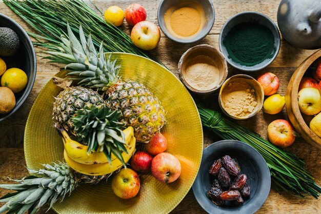 Fruit en soorten boven een tafel, klaar voor een natuurlijk en gezond sap