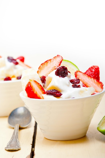 Fruit en yoghurtsalade gezond ontbijt