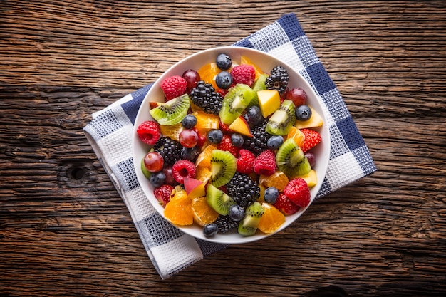 Photo fruit fresh mixed tropical fruit salad bowl of healthy fresh fruit salad  died and fitness concept