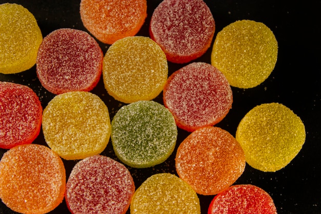 Foto collezione di caramelle gommose alla frutta con sfondo di zucchero