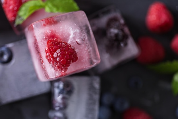 Кубики фруктового льда с органическими ягодами.