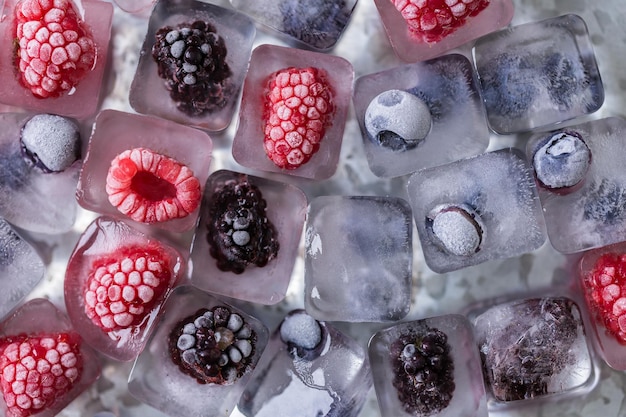 Cubetti di ghiaccio alla frutta con frutti di bosco biologici.