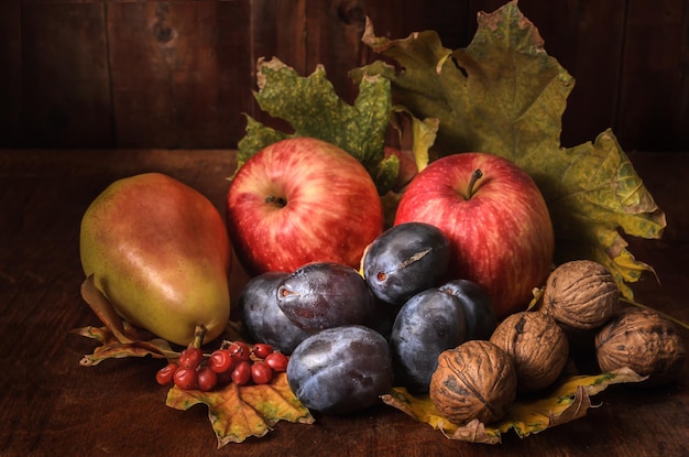 fruit in bulk op een donkere houten achtergrond in een rustieke stijl