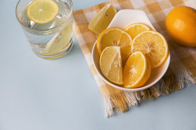 Fruit in een glas op tafel