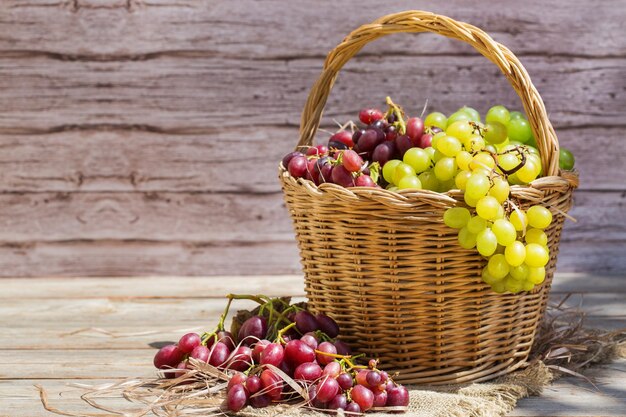 Foto fruit in mand op tafel