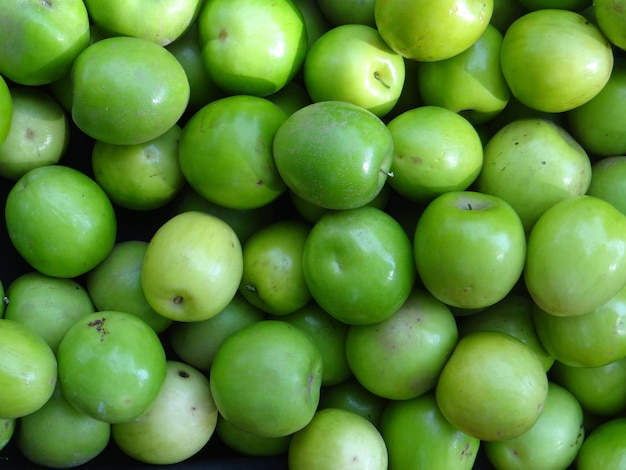 Fruit is rijk aan vitaminen, mineralen, vezels en fytochemicaliën.