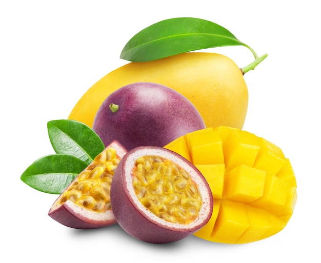 Frutta isolata frutto della passione fresco maturo e frutti del mango