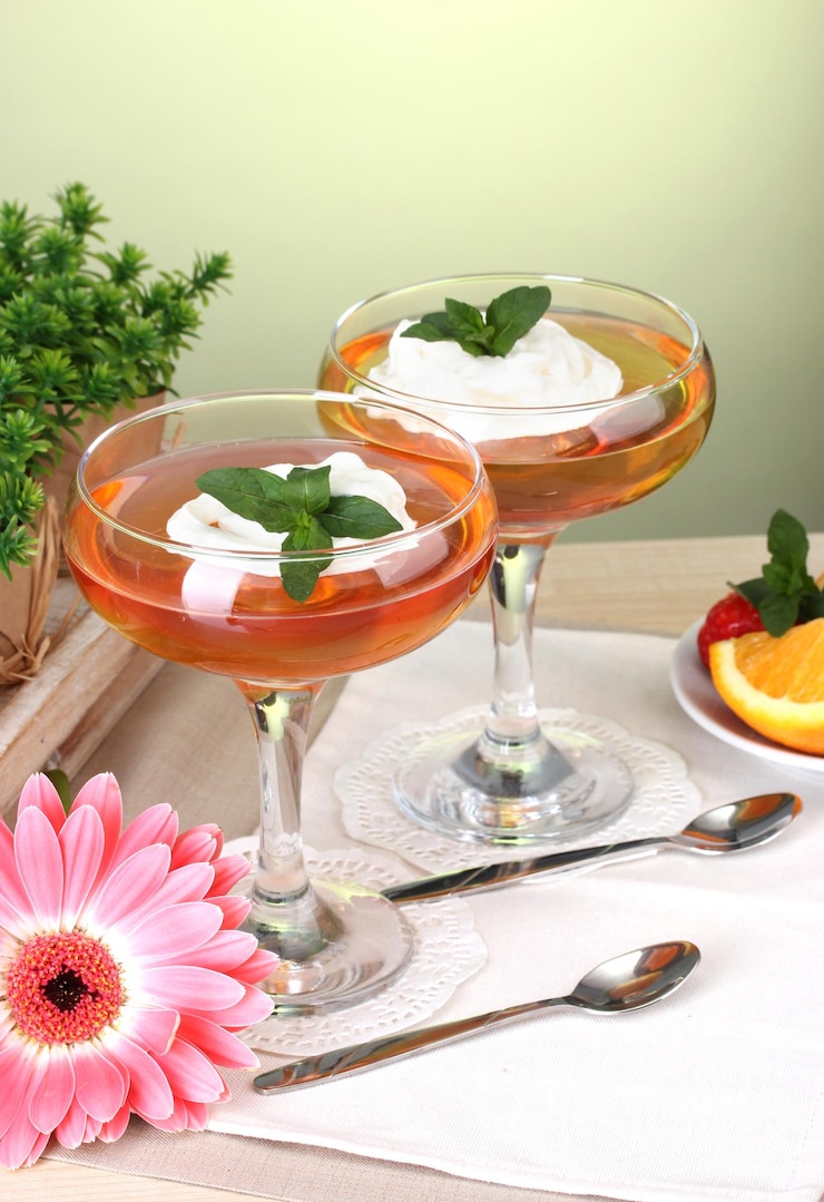 Photo fruit jelly in glasses and fruits on table in cafe