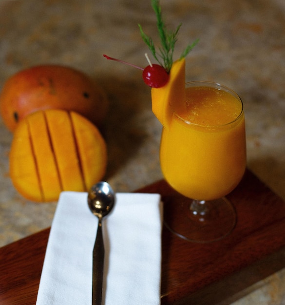 朝食の準備ができている大理石のテーブルの上のフルーツジュース