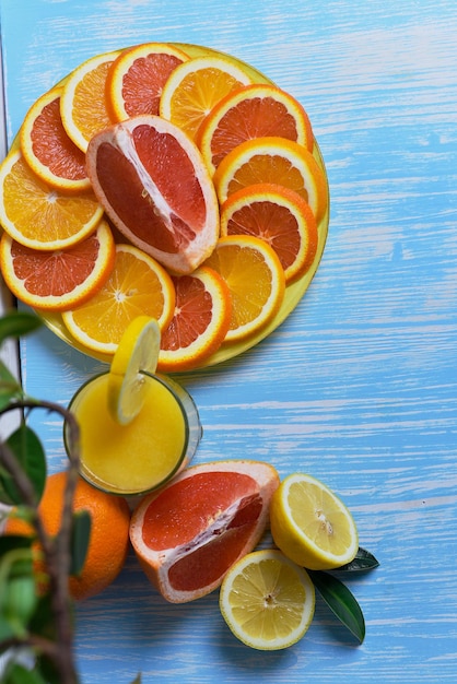 Photo fruit and juice on a wooden table