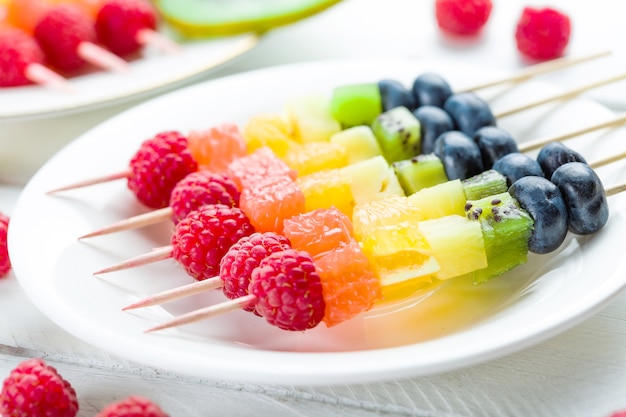 Fruit kebab op een witte plaat close-up