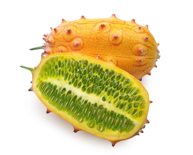 과일 Kiwano 및 흰색 배경에 슬라이스