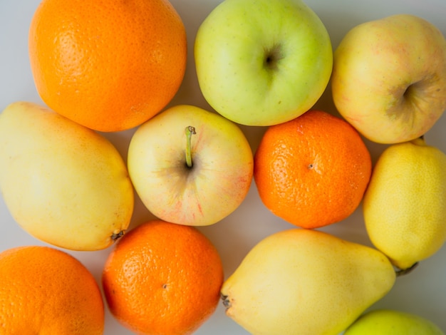 Fruit ligt op een witte achtergrond van hoge kwaliteit foto