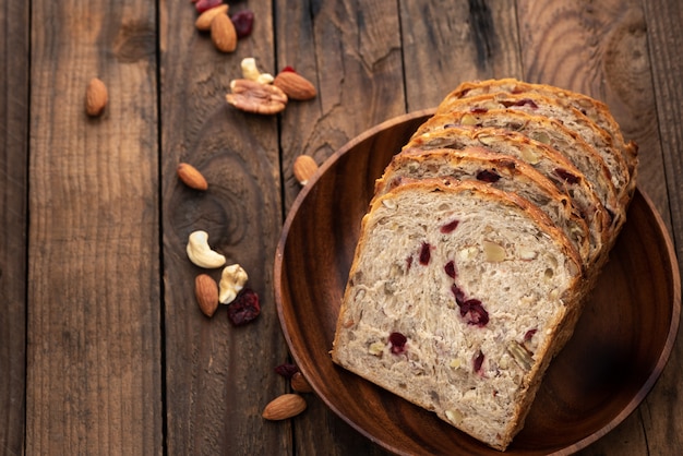 Photo fruit loaf or bread with raisins