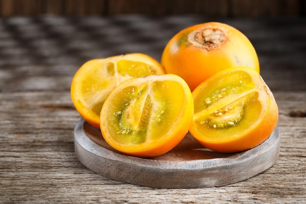 Photo fruit of lulo or naranjilla on wood