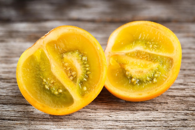 나무에 lulo 또는 naranjilla의 과일