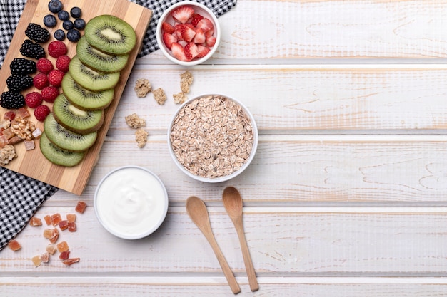 Fruit met yougurt en granola met kopie-ruimte