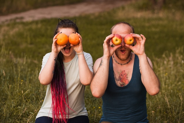 Frutta natura donna uomo scherzando concetto sano. pubblicità di una corretta alimentazione. quando sei a dieta.