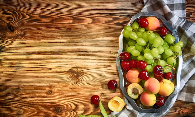 Foto fruit op de houten tafel