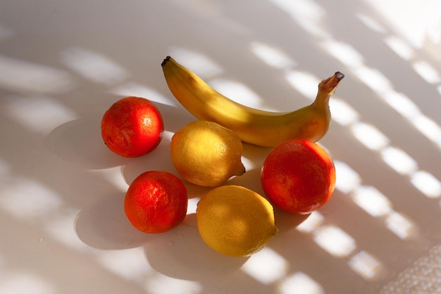 Fruit op de vensterbank op een heldere zonnige dag schaduw van het gordijn