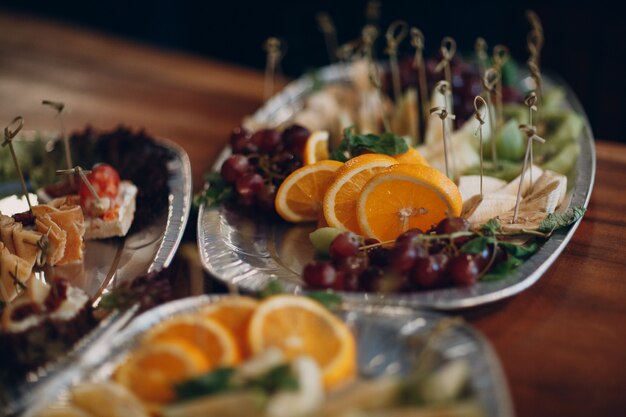 Fruit op een dienblad.