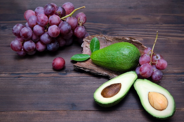 Fruit op een houten tafel, avocado en druiven