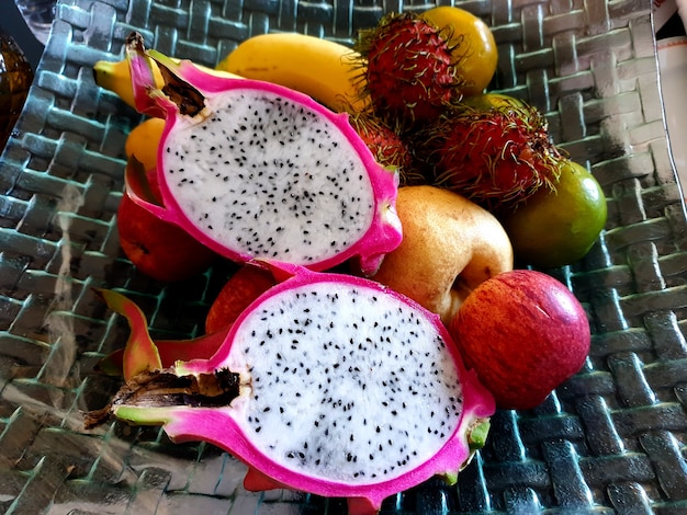 Fruit op het moderne bord zoals dragon fruit banaan ramboetan appel Chinese peer