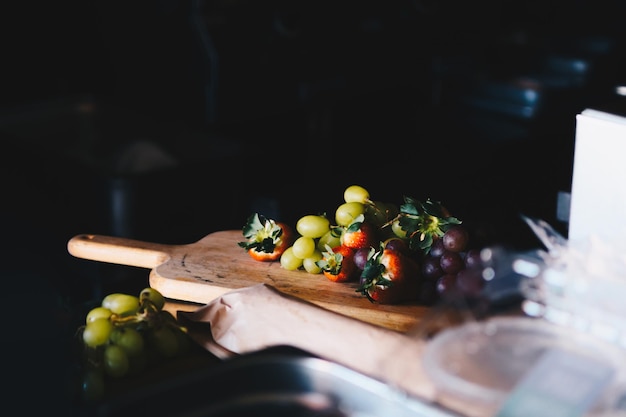 Foto fruit op snijplank in de donkere kamer