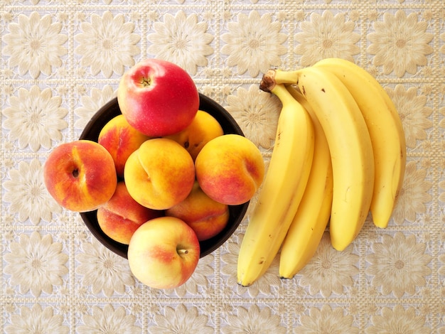 Fruit op tafel in bord
