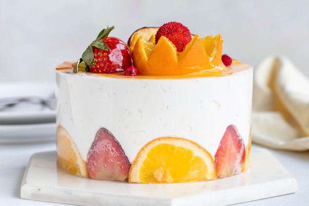 Foto torta di frutta parfait su sfondo bianco torta difrutta con crema bianca closeup vista orizzontale