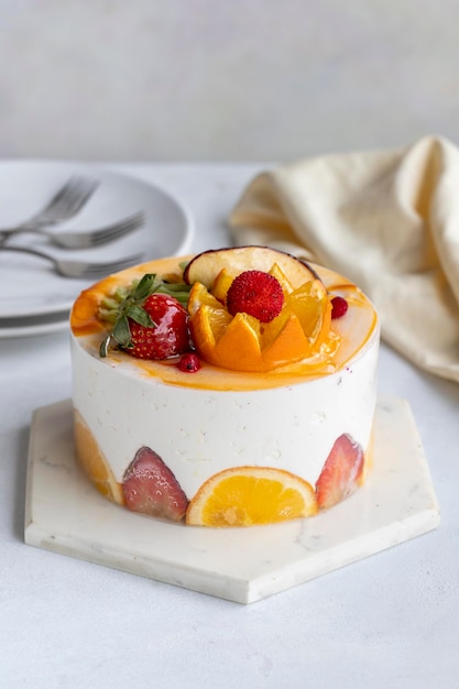 Foto torta di frutta parfait su sfondo bianco torta difrutta con crema bianca closeup vista verticale