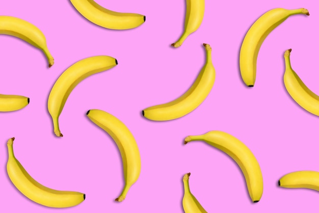 Fruit patroon met bananen op een roze achtergrond Uitzicht van boven Chaotisch gerangschikt