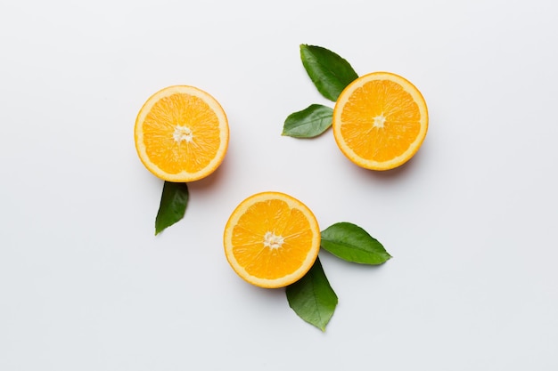 Foto modello di frutta di fette d'arancia fresche su sfondo colorato vista dall'alto copy space creative summer concept metà degli agrumi in una disposizione piatta minima