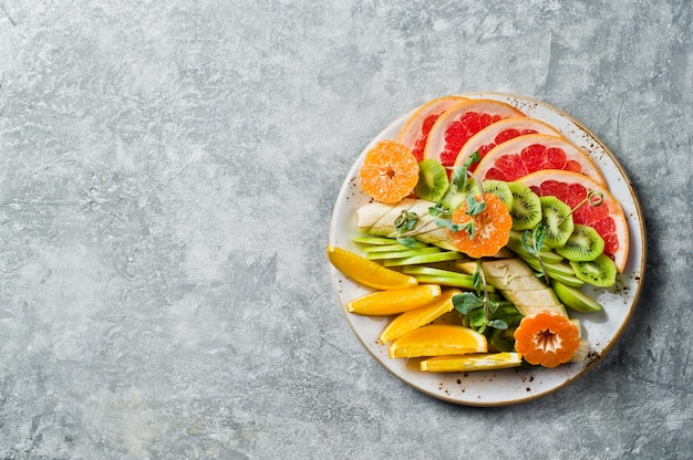 Fruit plate, grapefruit, tangerine, kiwi, orange, banana, Apple.