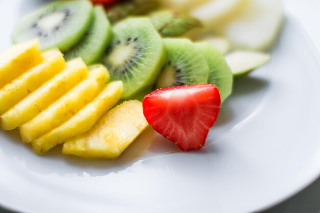 과일 접시는 신선한 과일과 건강한 식생활 스타일의 개념을 제공했습니다.