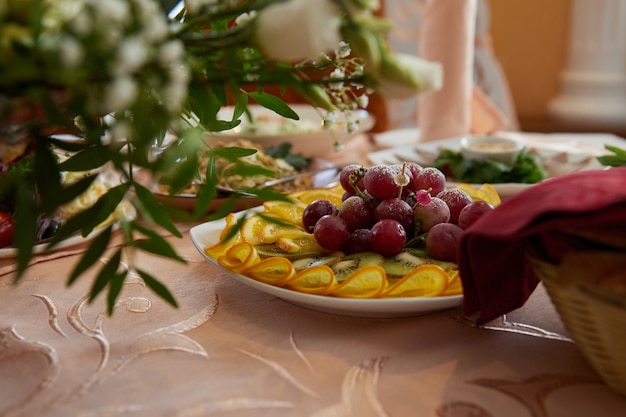 Foto frutta in un piatto