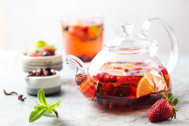 照片水果红茶和浆果