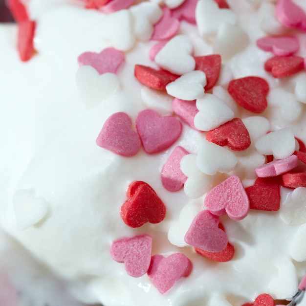 Il gelato alla frutta è decorato con caramello a forma di cuore.