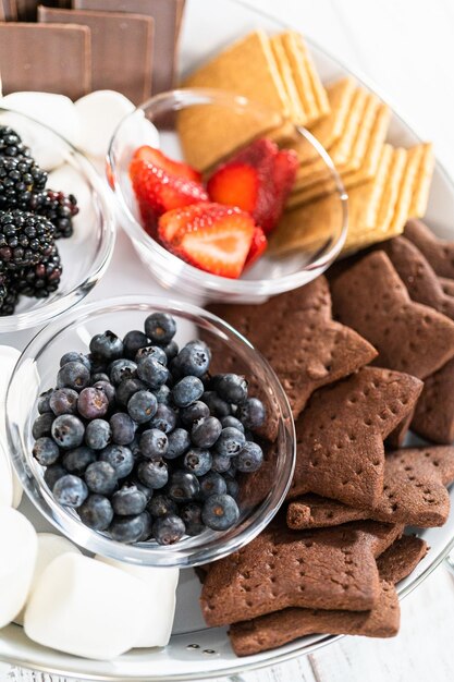 Photo fruit s'mores charcuterie board