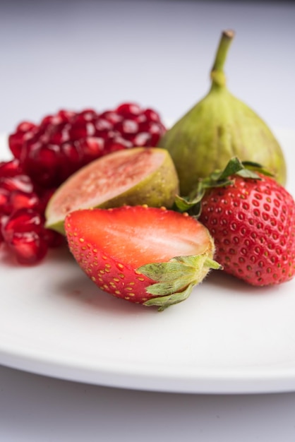 Foto macedonia di frutta o frutta tagliata sana colazione dietetica