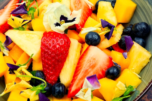 Photo fruit salad decorated with flowers