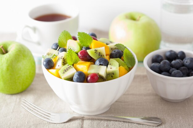 Macedonia di frutta con mirtilli kiwi mango per colazione