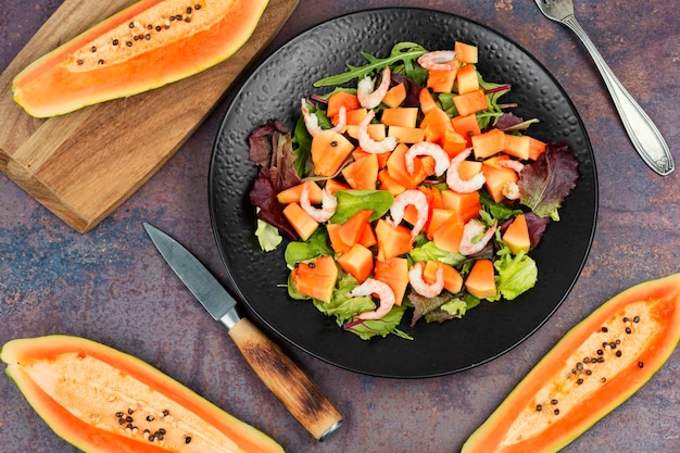 Foto insalata di frutta con gamberetti e papaya