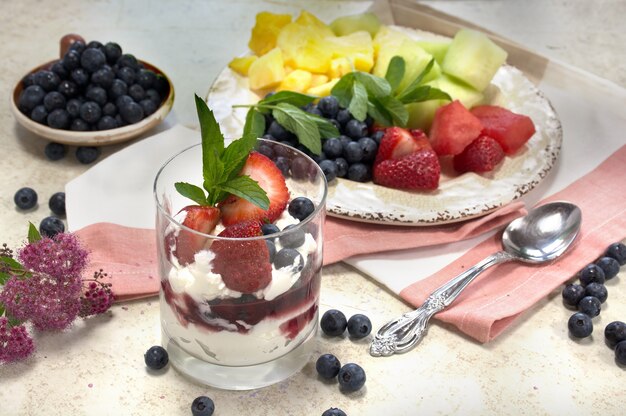 아침 식사로 신선한 딸기와 과일 샐러드와 요구르트. 건강한 식생활, 건강한 생활방식.