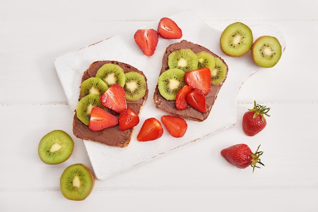 Fruit sandwich, aardbeien en kiwi. pindakaas toast.