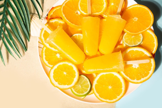 Fruit sinaasappel citrus ijslollys ijs pops en plakjes sinaasappel bovenaanzicht