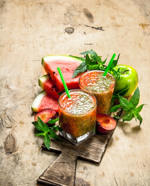 Fruit smoothie met watermeloen op houten tafel.