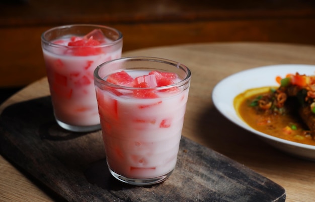 Photo fruit soup with watermelon and jelly