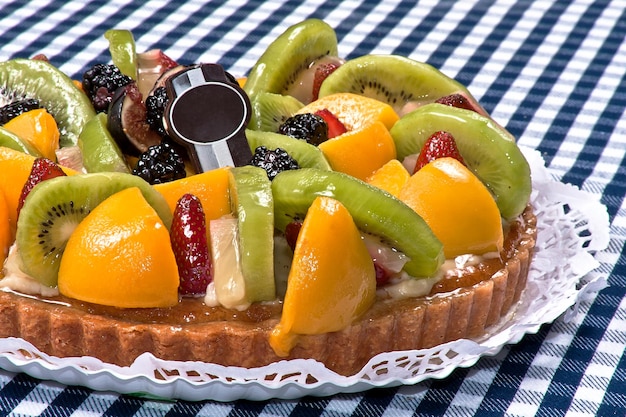 Фруктовый пирог или фруктовый пирог или торт со свежими фруктами, десерт и пирожные